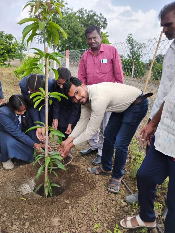 देऊळगावराजा येथील राजलक्ष्मी इंटरनॅशनल स्कूल मध्ये विद्यार्थ्यांच्या हस्ते ‘वृक्ष लागवड’ कार्यक्रम ,,,,,,,,,,,,,,,,,,,,,,,,, *♦️विद्यार्थ्यांच्या वाढदिवसाला करणार विद्यार्थ्यांच्या हस्ते वृक्षारोपण* ,,,,,,,,,,,,,,,,,,,,,,,,,,,,,,,,