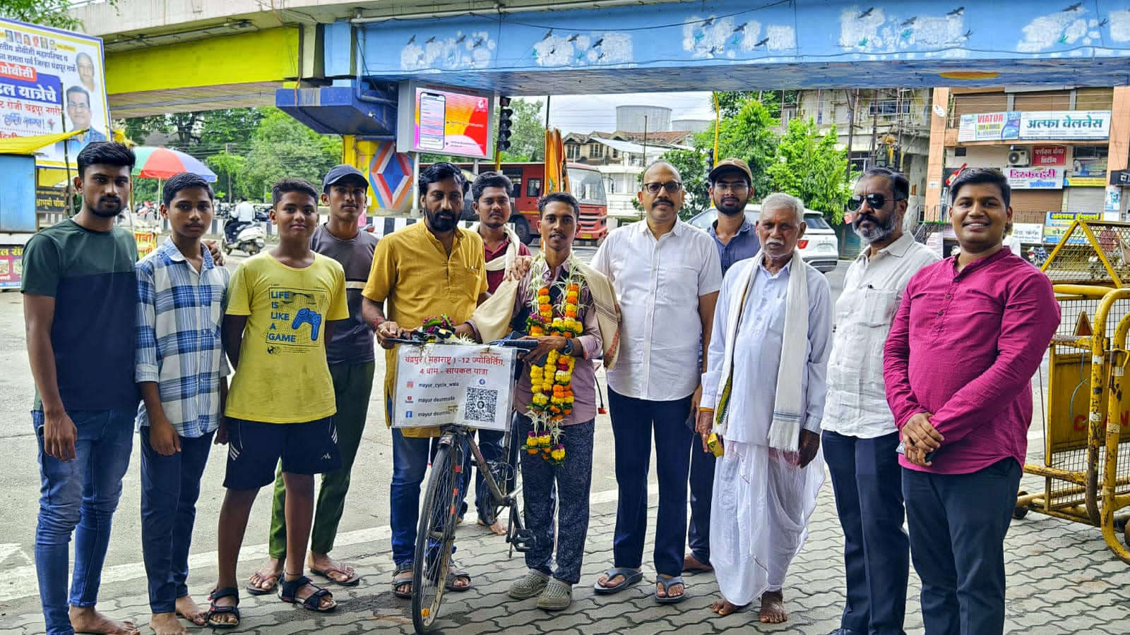 सायकलने अठरा हजार किमी प्रवास..!!! मयूर देऊरमलेचा डॉ. विश्वास झाडे यांनी केला सत्कार