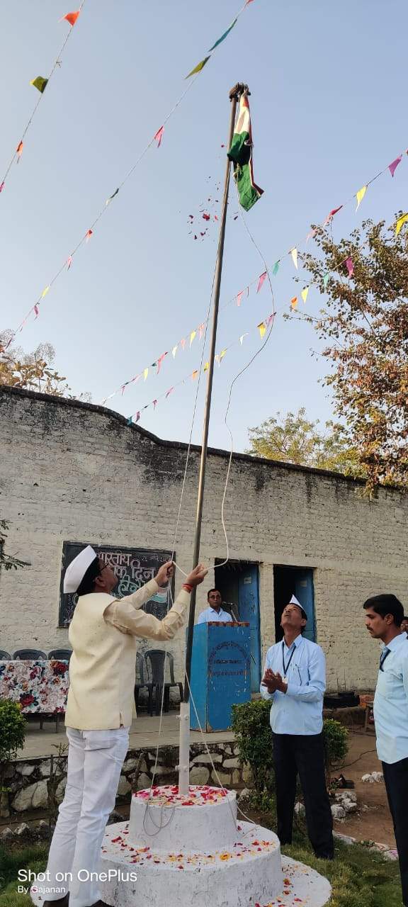 वाल्मिकेश्वर माध्यमिक विद्यालयात प्रजासत्ताक दिन उत्साहात साजरा